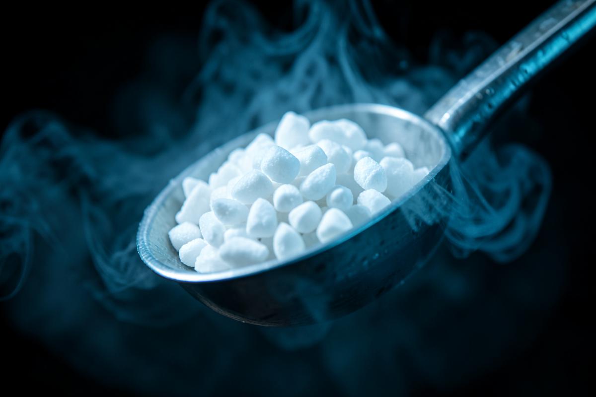 Trockeneis-Pellets mit Kältenebel